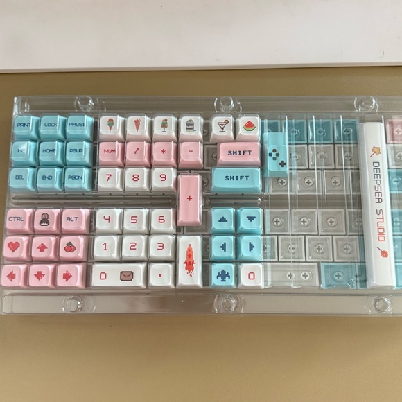 Colorful Gaming Keyboard Keycaps - Picture 2 of 3